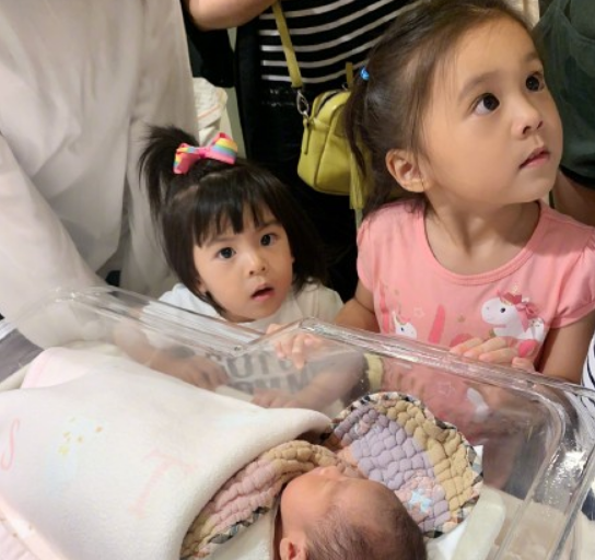 咘咘bo妞以为贾静雯生了个弟弟是怎么回事 贾静雯被女儿催生要弟弟