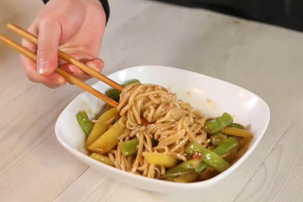 番茄土豆焖面的做法 番茄土豆焖面的家常做法