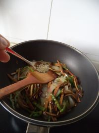 青椒香干炒拉皮的做法步骤9