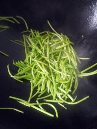 蒿子炒鸭肝的做法步骤2