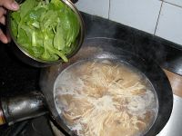 鲜香菇油菜挂面汤的做法步骤13