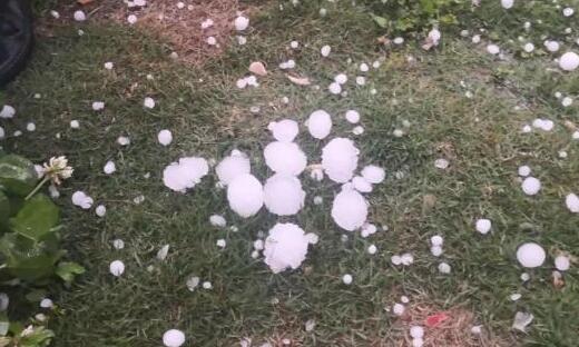 贵阳发布暴雨黄色预警 市内多个城区遭遇冰雹袭击