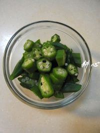 坚果炒秋葵的做法步骤3