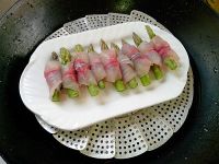 蒸鱼片卷芦笋的做法步骤9