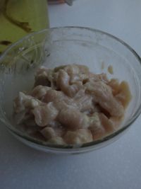 鸡丁炒泡菜的做法步骤2
