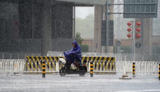 雷阵雨频繁北京气温仅26℃ 市民们外出记得携带雨具