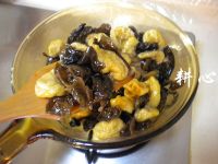 云耳炒油面筋的做法步骤10