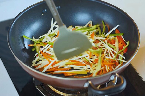茭白炒三丝的家常做法 家常茭白炒三丝怎么做好吃