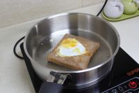 土司煎蛋的做法步骤6
