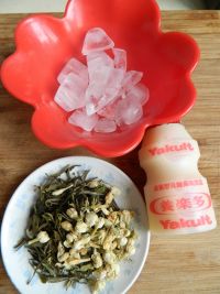 养乐多绿茶冰的做法步骤1
