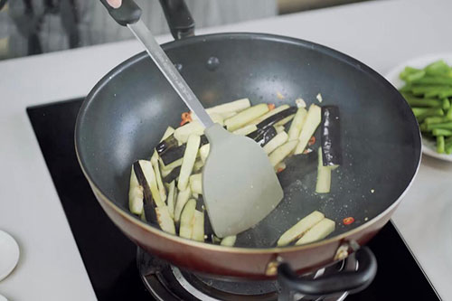 豇豆炒茄子家常做法 豇豆炒茄子的做法介绍