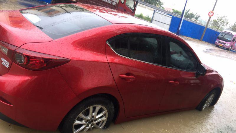 出门要小心！强降雨袭海南岛 轮胎小船“开”上万宁街头