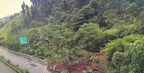 暴雨致綦万高速发生山体滑坡 目前相关路段双向交通管制