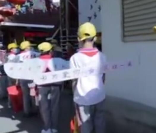 太原小学生戴一米长翅膀返校是怎么回事 太原小学生为什么戴一米长翅膀返校