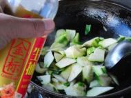 丝瓜炒木耳的做法步骤5