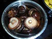 冬菇栗子鸡的做法步骤2