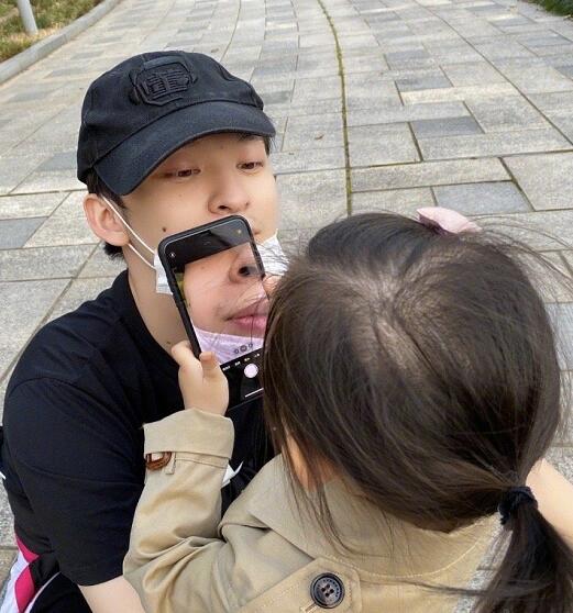 董子健用rap给女儿讲故事是什么梗 董子健给女儿讲故事超有爱