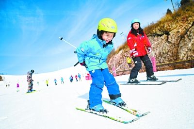 北京市属公园11处冰雪场迎客 1月中下旬冰场全开放