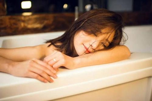 女租客洗澡时被破门而入