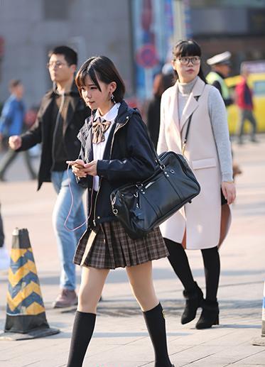 重庆美女上演“冬日”清凉时装秀 一起看看吧