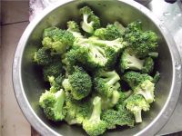 香肠炒西兰花的做法步骤2