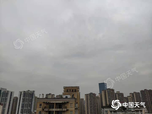 重庆高海拔地区持续飘雪 上山赏雪注意路况