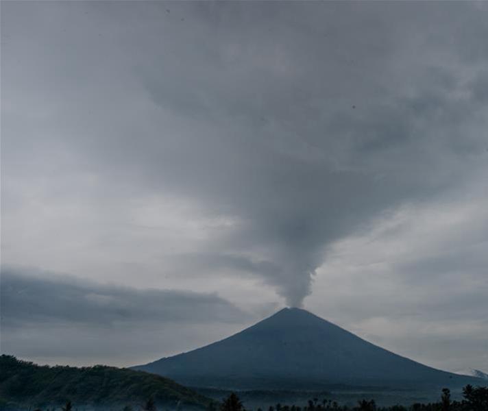 最新消息！巴厘岛阿贡火山持续喷发 救援人员协助村民撤离