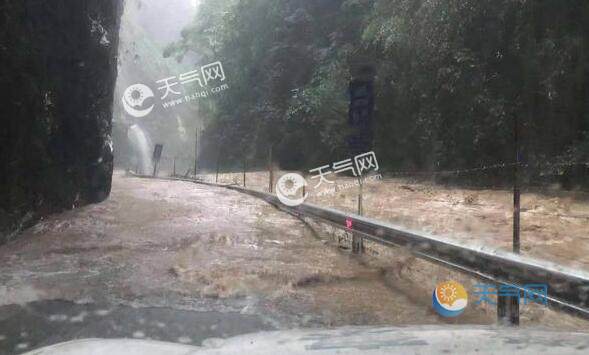 受暴雨天气影响 广西河池多条路段发生塌方