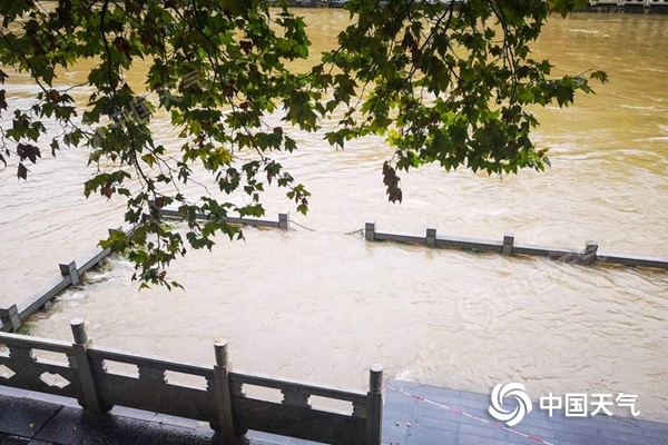 华南台风雨来袭 北方多地入秋进行时
