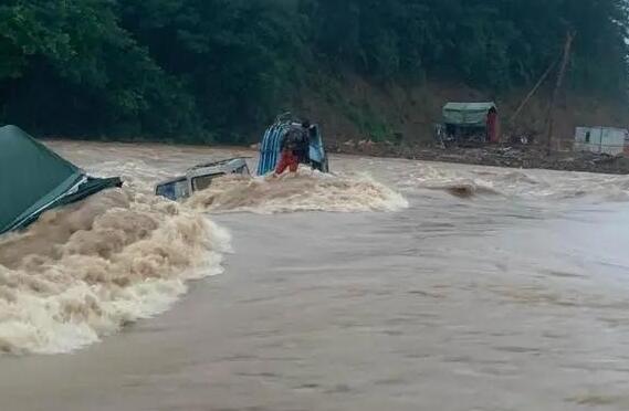 高考第一天浙江遭强降雨侵袭 局地暴雨考生注意交通安全