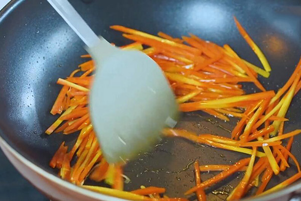 茭白炒三丝的家常做法 家常茭白炒三丝怎么做好吃