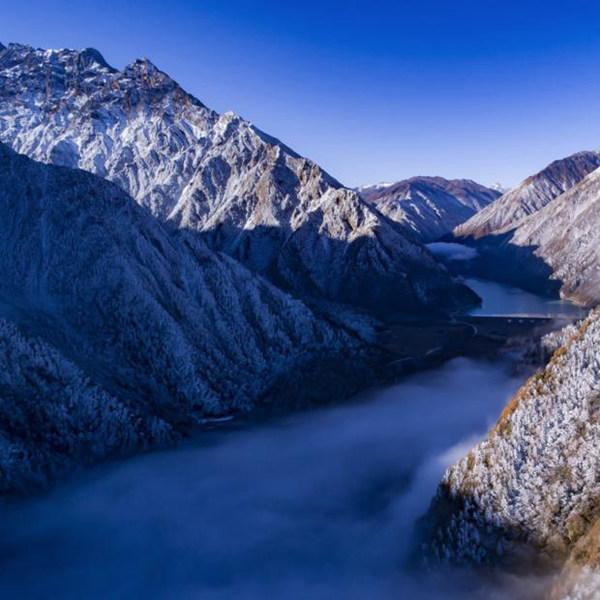 美美美！四川田湾河冬雪已至秋未尽 彩林与雪山交相辉映