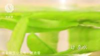 荷兰豆荸荠炒香肠的做法步骤3