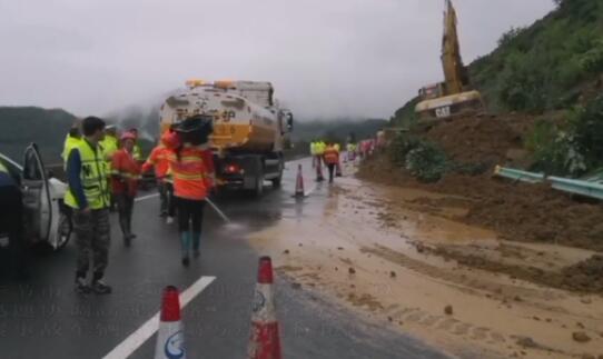 厦蓉高速段因暴雨发生山体滑坡 目前塌方路段恢复半幅通行