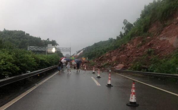 受暴雨影响乐山高速交通受阻 多条路段被关闭注意绕行