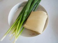 葱丝拌豆皮的做法步骤1