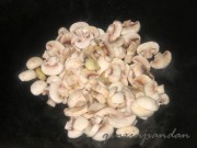 西芹炒蘑菇的做法步骤3
