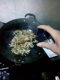 折耳根炒腊肉的做法步骤9