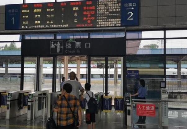 四川南充暴雨不断 致达成铁路晚点运行