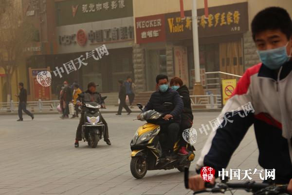 今年第二次沙尘过程影响8省区 新疆甘肃局部有沙尘暴