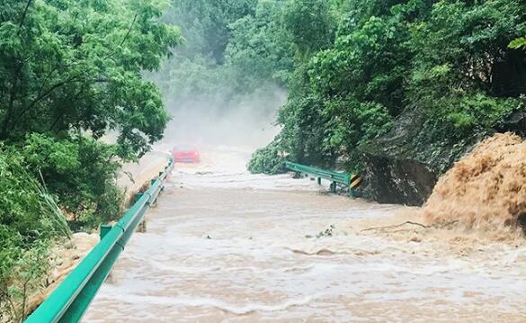 四川万源最大降雨量超285毫米 洪水漫上国道车辆需避开绕行