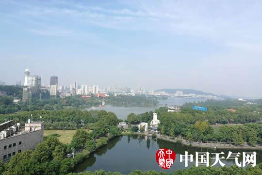 强降雨袭湖北 西部北部需防范暴雨“添堵”