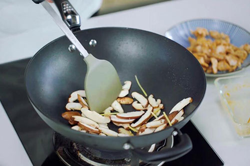 香菇炒肉的做法 家常香菇炒肉怎么做