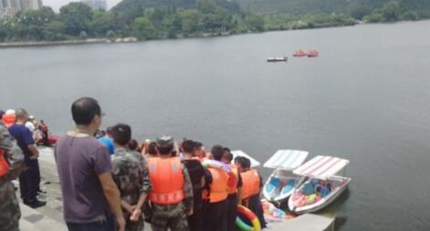 贵州公交坠湖已致2人死亡 贵州公交坠湖现场图曝光