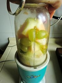 哈密瓜葡萄酸奶的做法步骤3