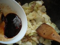 干锅包菜肉片的做法步骤7