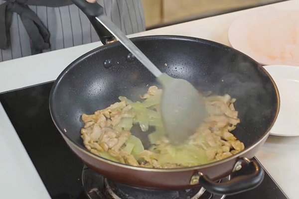 莴笋怎么炒好吃 莴笋炒肉的做法