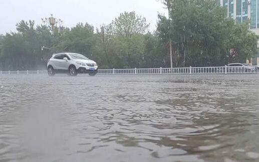 山东多地雷阵雨气温不超30℃ 市民周末出行注意交通安全