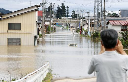 日本暴雨致4处决堤泛滥 超2000人前往避难所避难