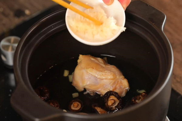 鸡汤怎么炖好喝 香菇花胶炖鸡的做法